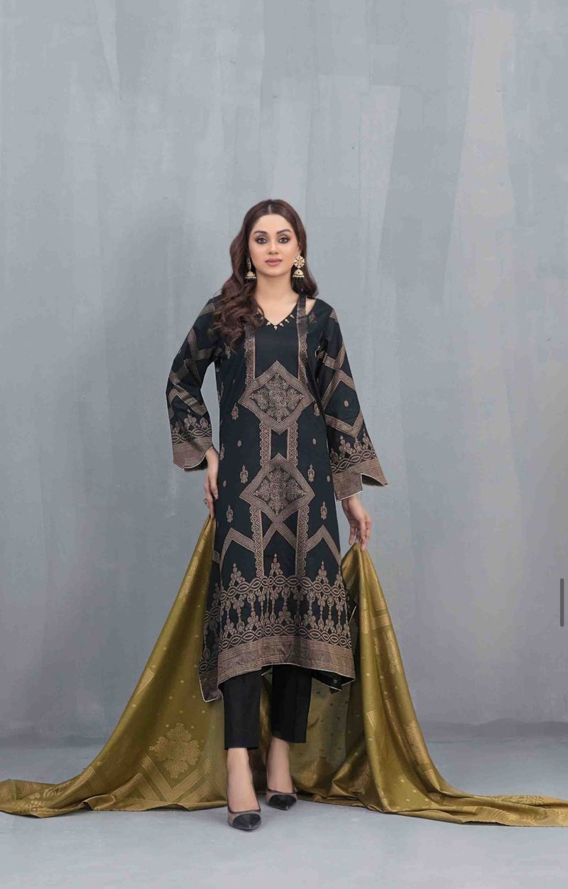 A matching contrast dupatta in Banarasi fabric with plain trousers